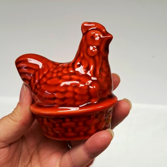 Vintage art pottery ceramic hen on nest salt and pepper shakers - Picture 2 of 8